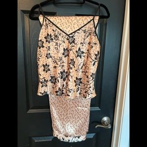 Jones New York Pajamas 2 piece Set. Black and Gold Floral Pattern. Size …